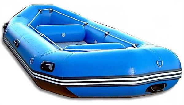 Синяя надувная лодка
