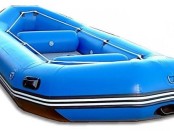 Синяя надувная лодка