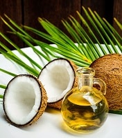 Кокосовое масло в кувшинчике и кокос